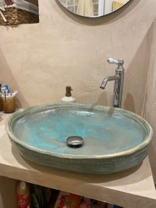 vasque artisanale, ovale, installée à Paris 
