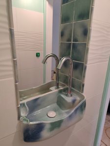 Lave-mains fabriqué sur mesure avec ses carreaux et ses baguettes d'angle